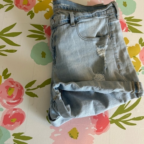 Old Navy boyfriend size 16 light wash denim distressed shorts - Picture 3 of 9